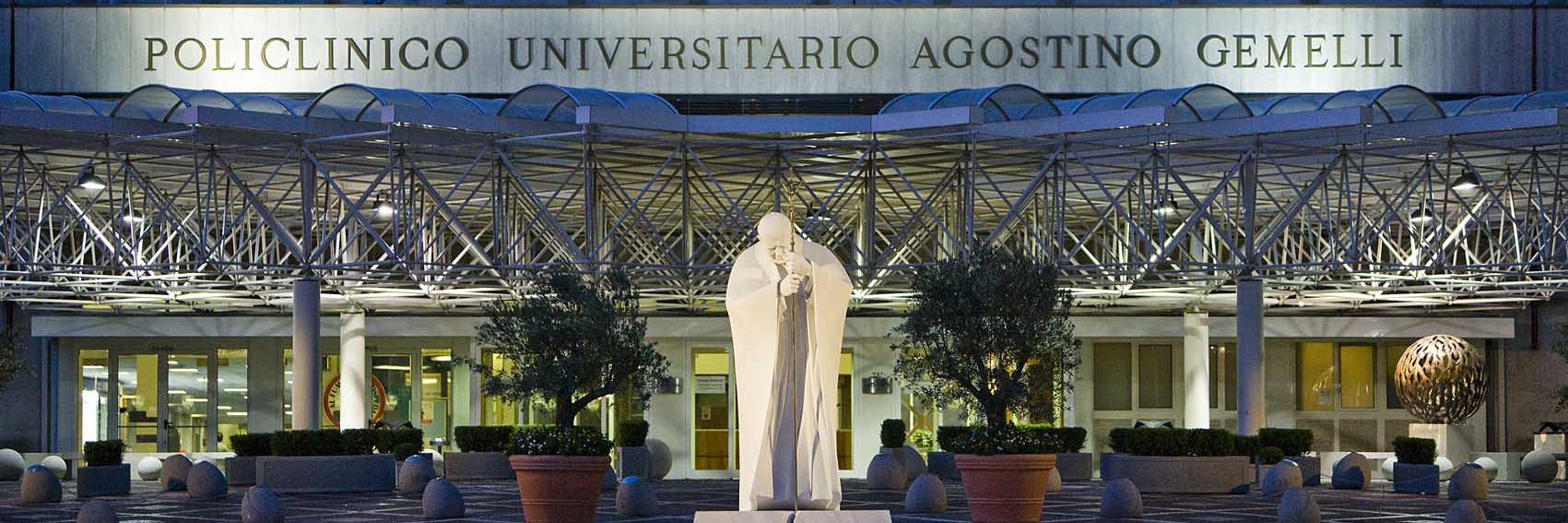 Ingresso-policlinico-statua-Giovanni-paolo-II